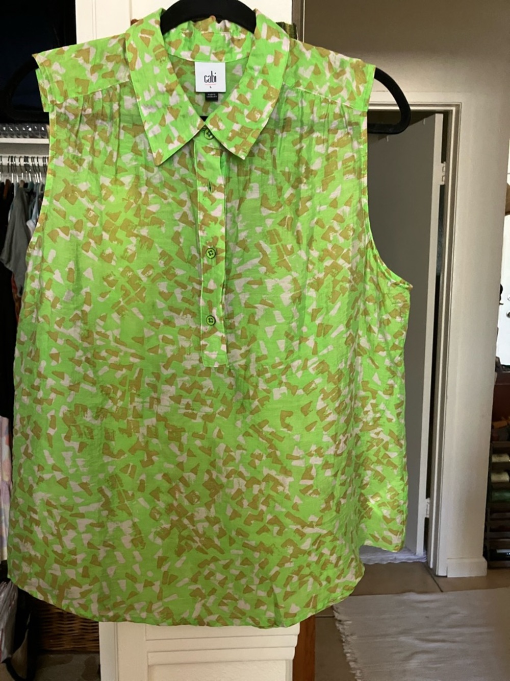 CAbi Lime Green & Cream Abstract Print Sleeveless Button-Front Top